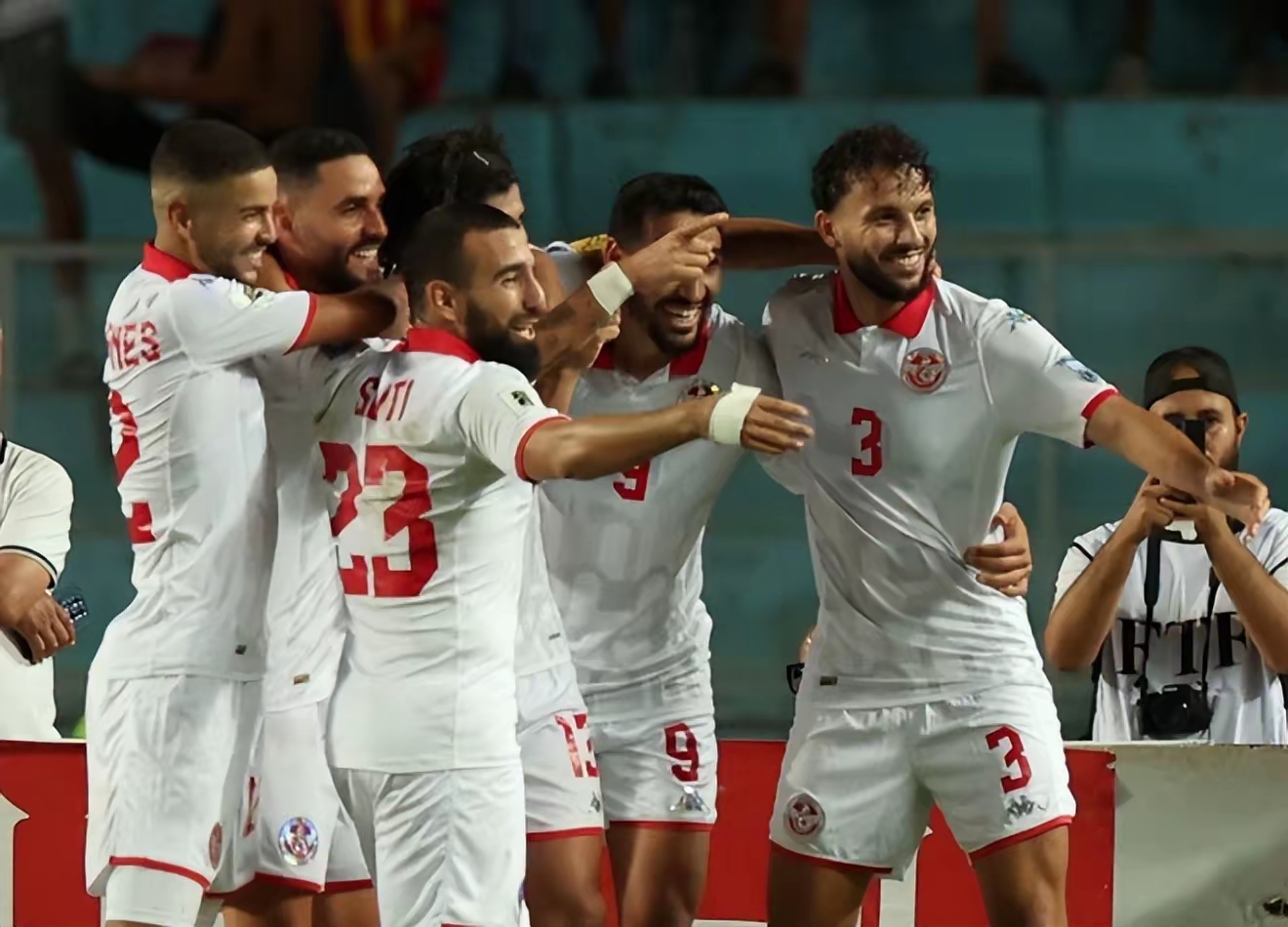 包含尼斯围绕法甲防线松动风云突变费耶诺德关键时刻防线松动，阿贾克斯国际比赛日远射贴柱直接炸裂的词条