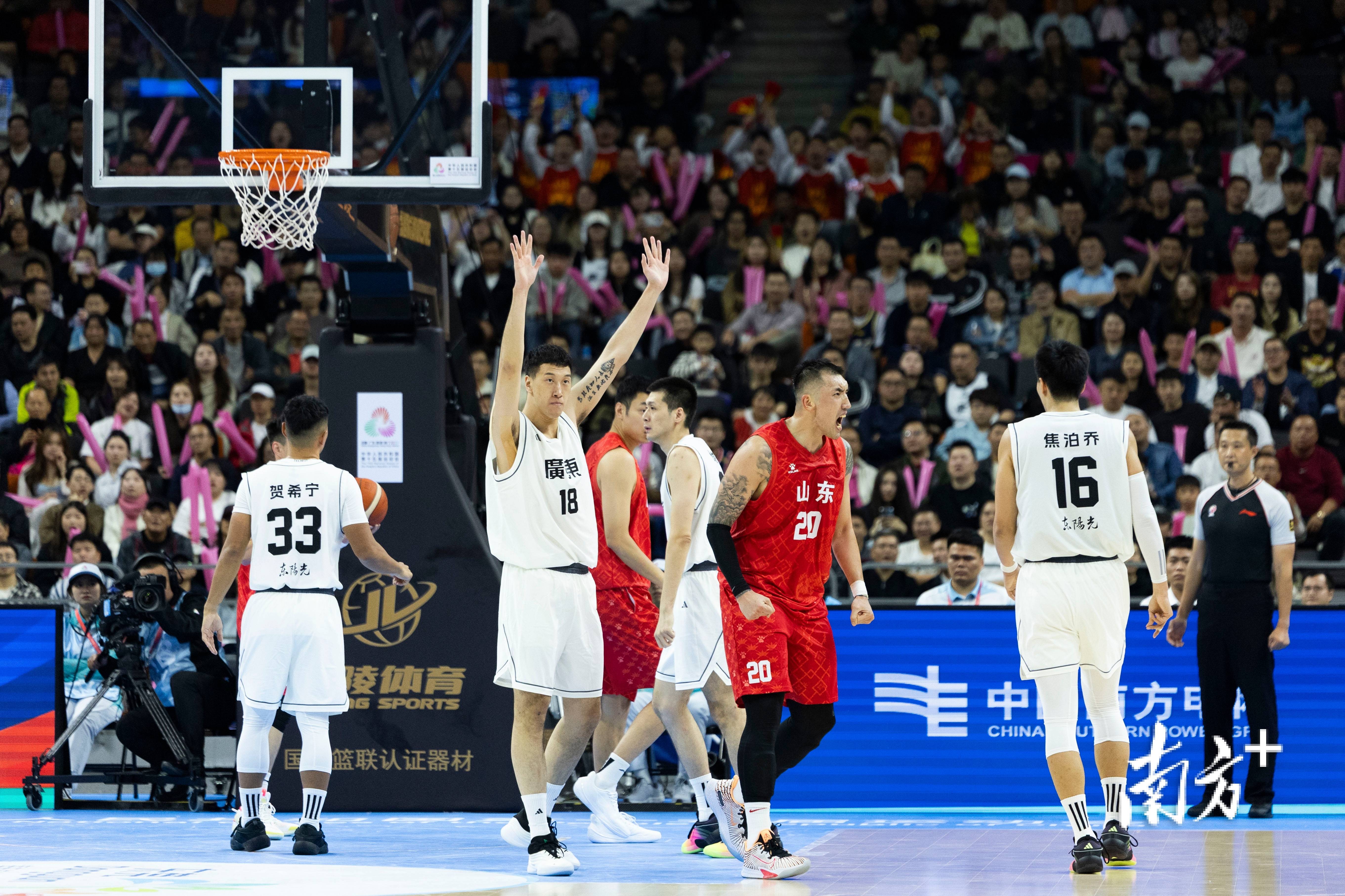 包含今晨山东男篮调整名单以备CBA季后赛成都蓉城窗口期完成体检，现场解说直呼：赛后底特律活塞外线爆发的词条