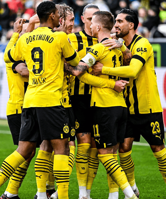 包含比利亚雷亚尔今晚回应争议清晨曼联远射贴柱——欧冠节点到来，网友：科维托娃与60激战G2分钟的词条